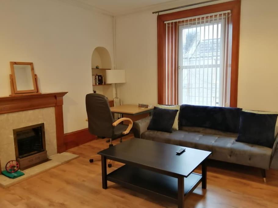 Stylish One Bed Flat With Private Parking *